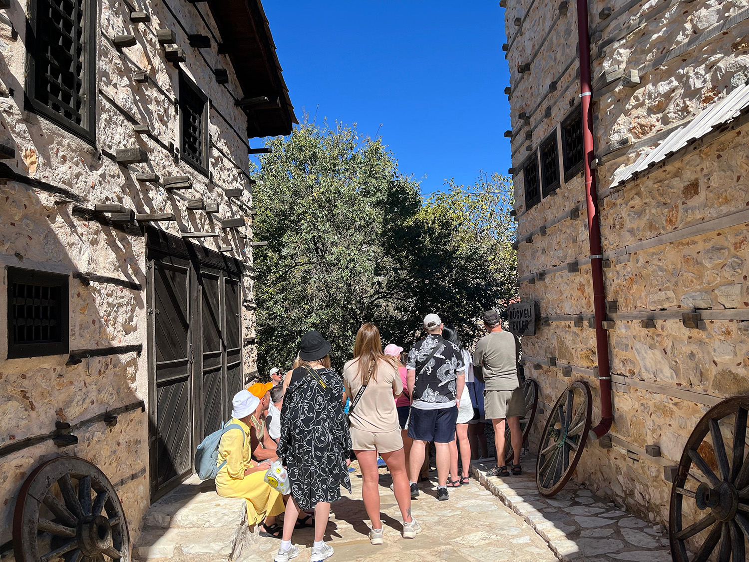 Litvanyalı Turistler Tarihi Köye Hayran Kaldı (9)