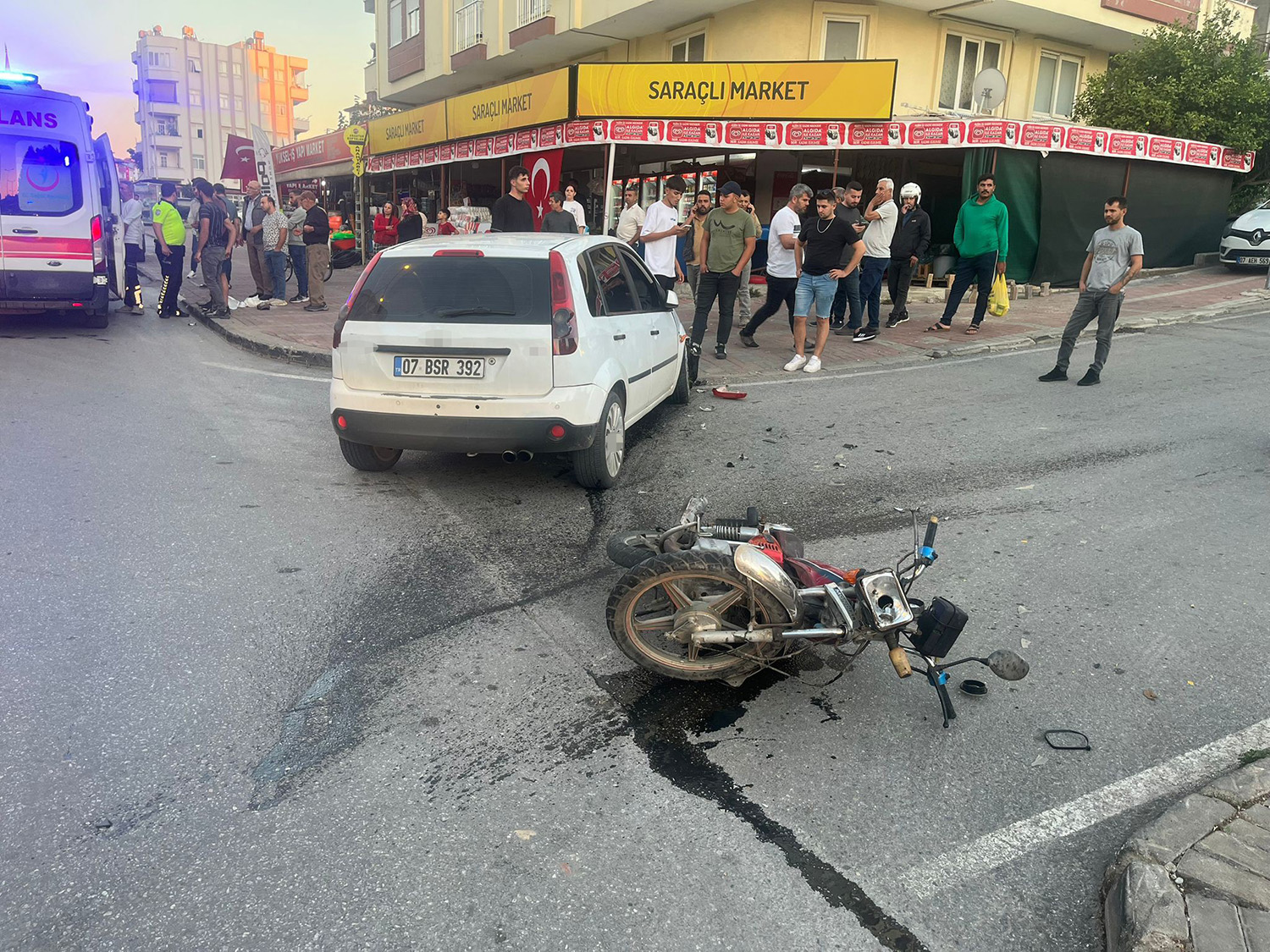 Otomobile Çarpan Motosiklet Sürücüsü Havada Takla Atıp Yere Düştü (3)