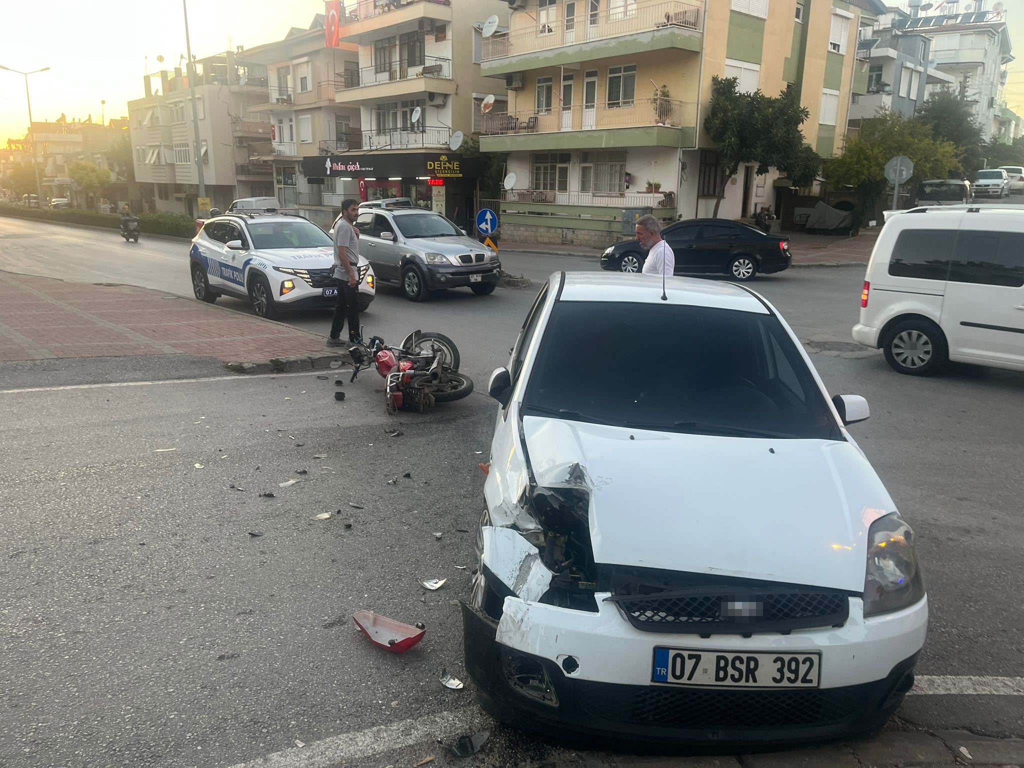 Otomobile Çarpan Motosiklet Sürücüsü Havada Takla Atıp Yere Düştü (4)