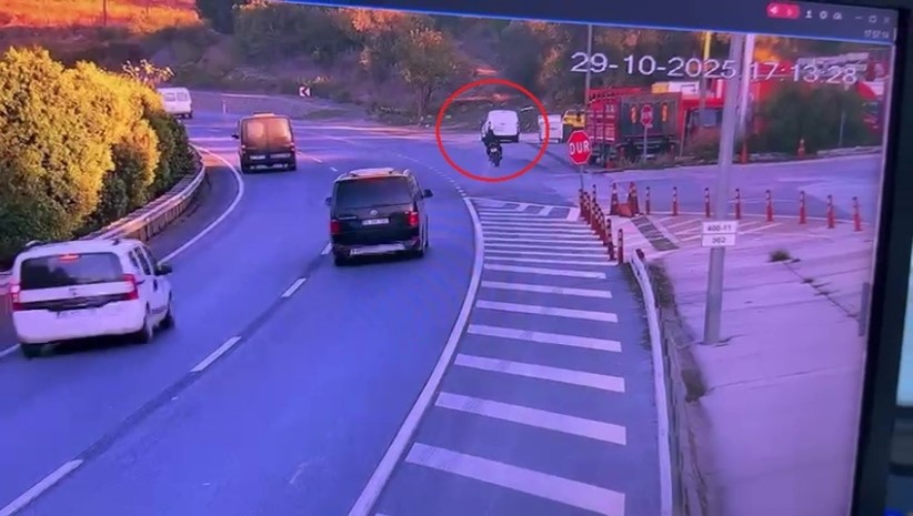 Park Halindeki Otomobile Çarpan Sürücü Ölümden Döndü (1)