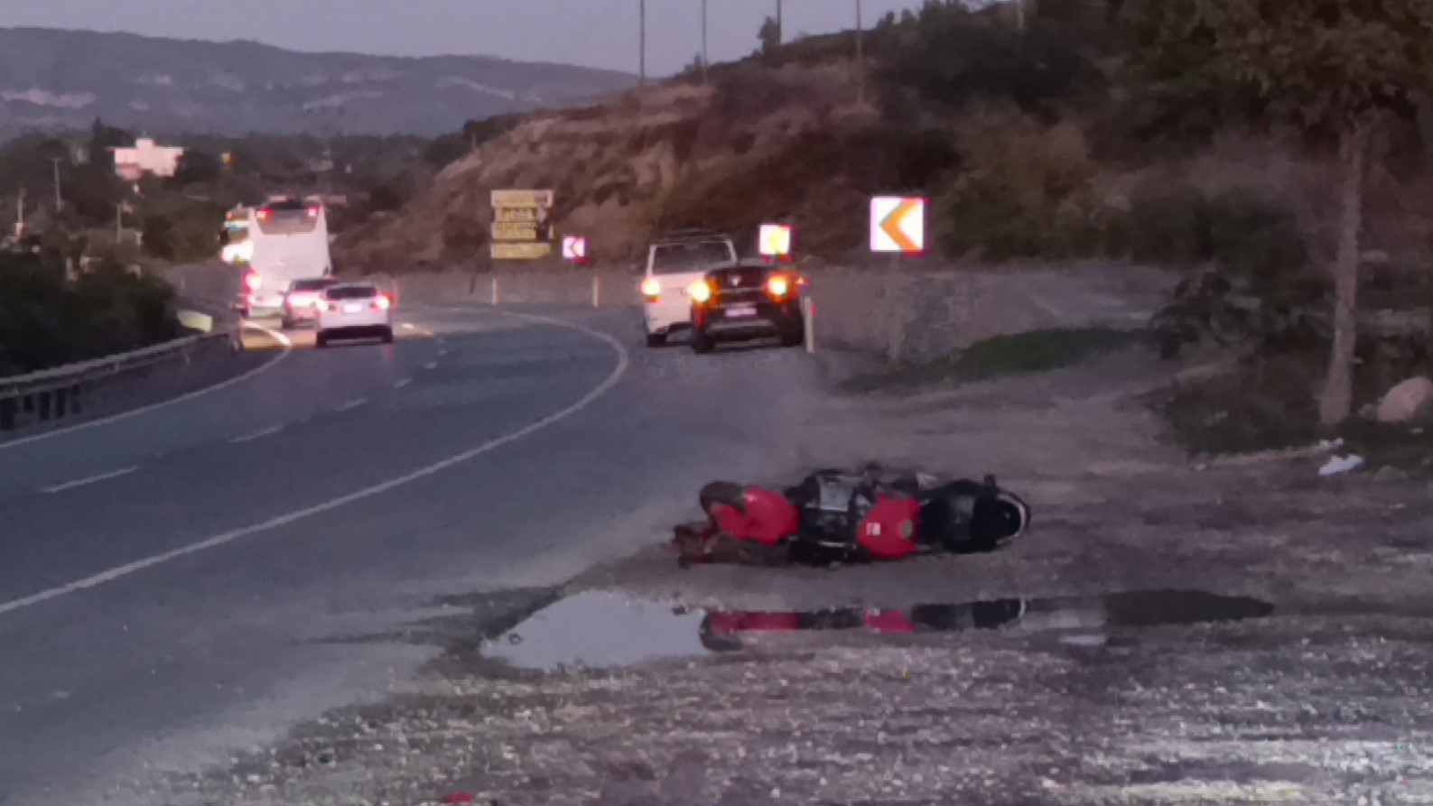 Park Halindeki Otomobile Çarpan Sürücü Ölümden Döndü (7)