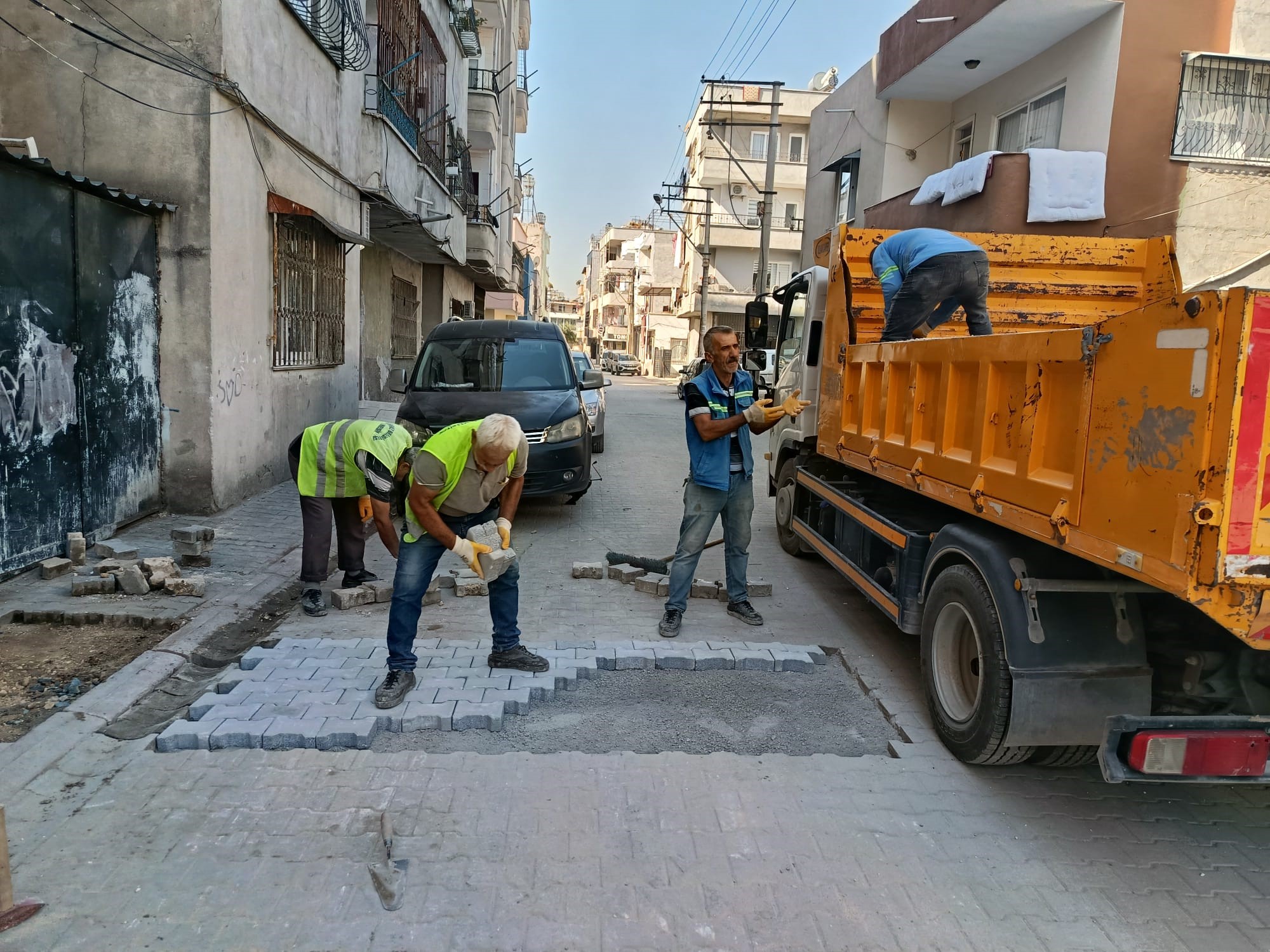 Sokak Ve Kaldırımlarını Yenilemeyi Sürdürüyor (2)