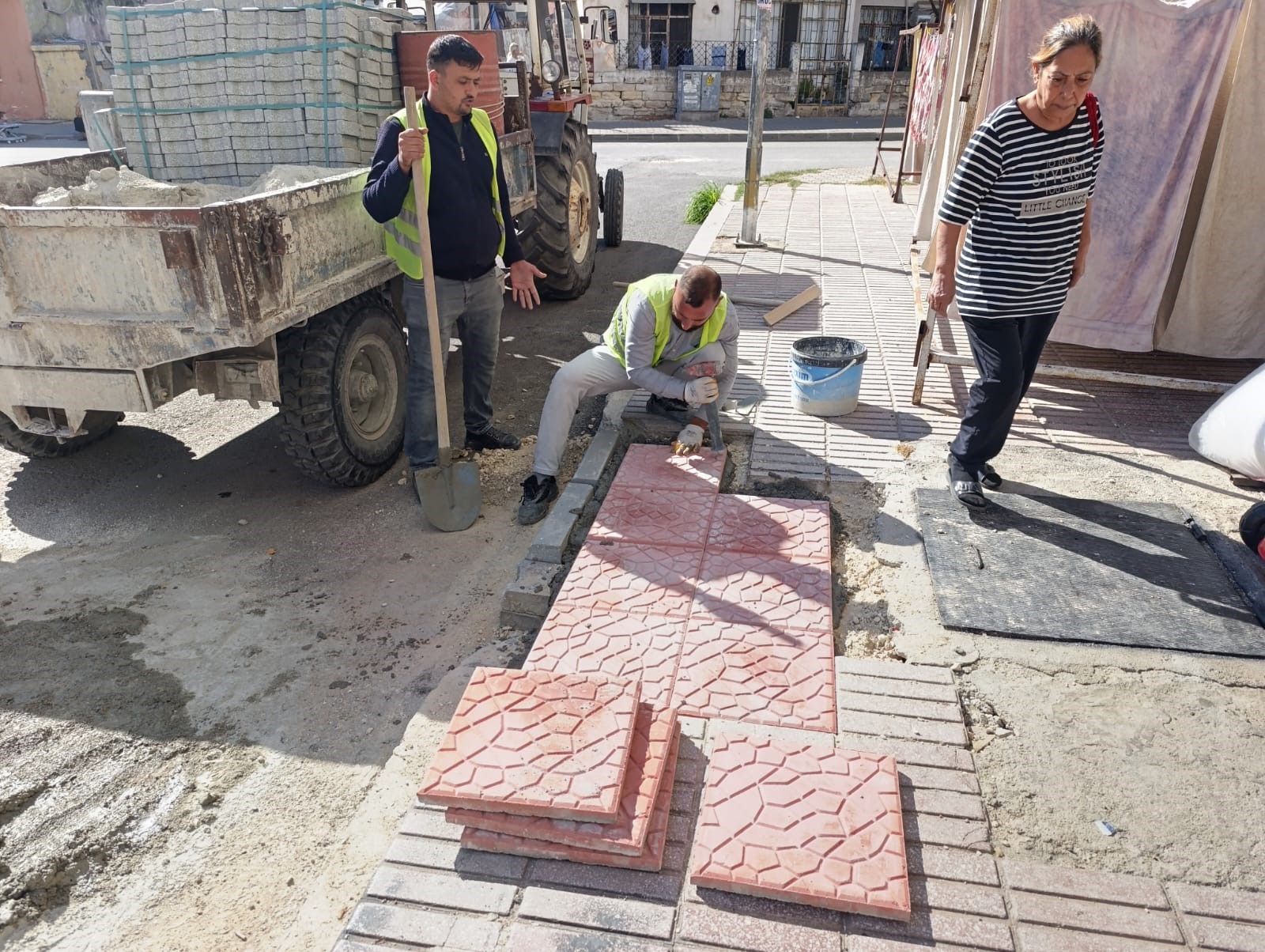 Sokak Ve Kaldırımlarını Yenilemeyi Sürdürüyor (3)