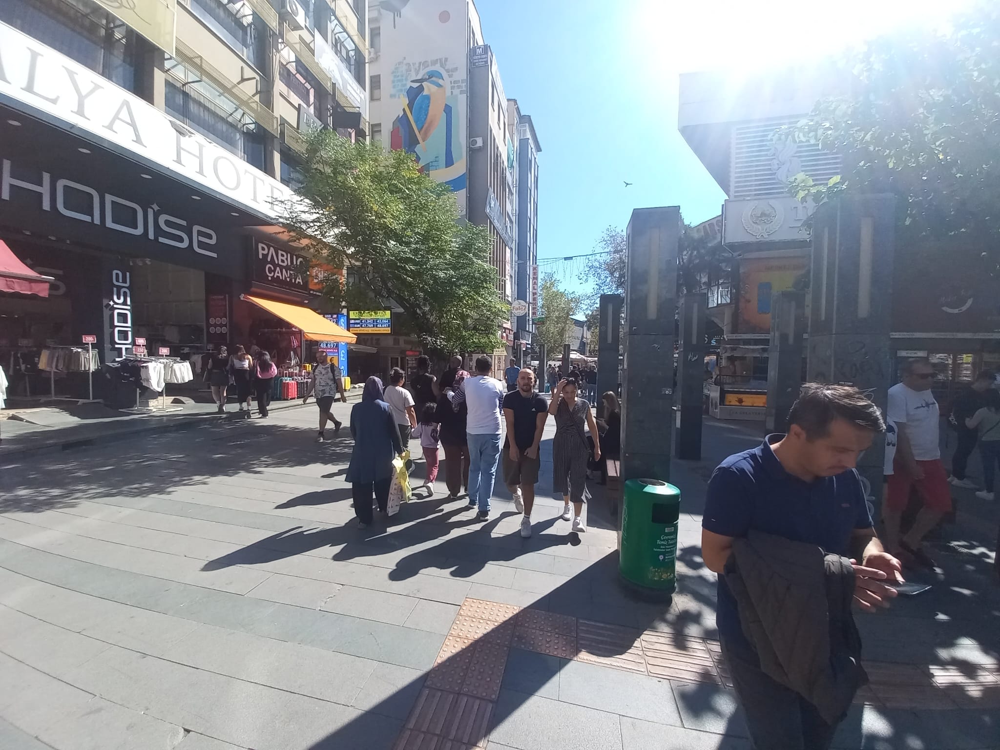 Sokaklar Dolu Dükkanlar Boş (1)