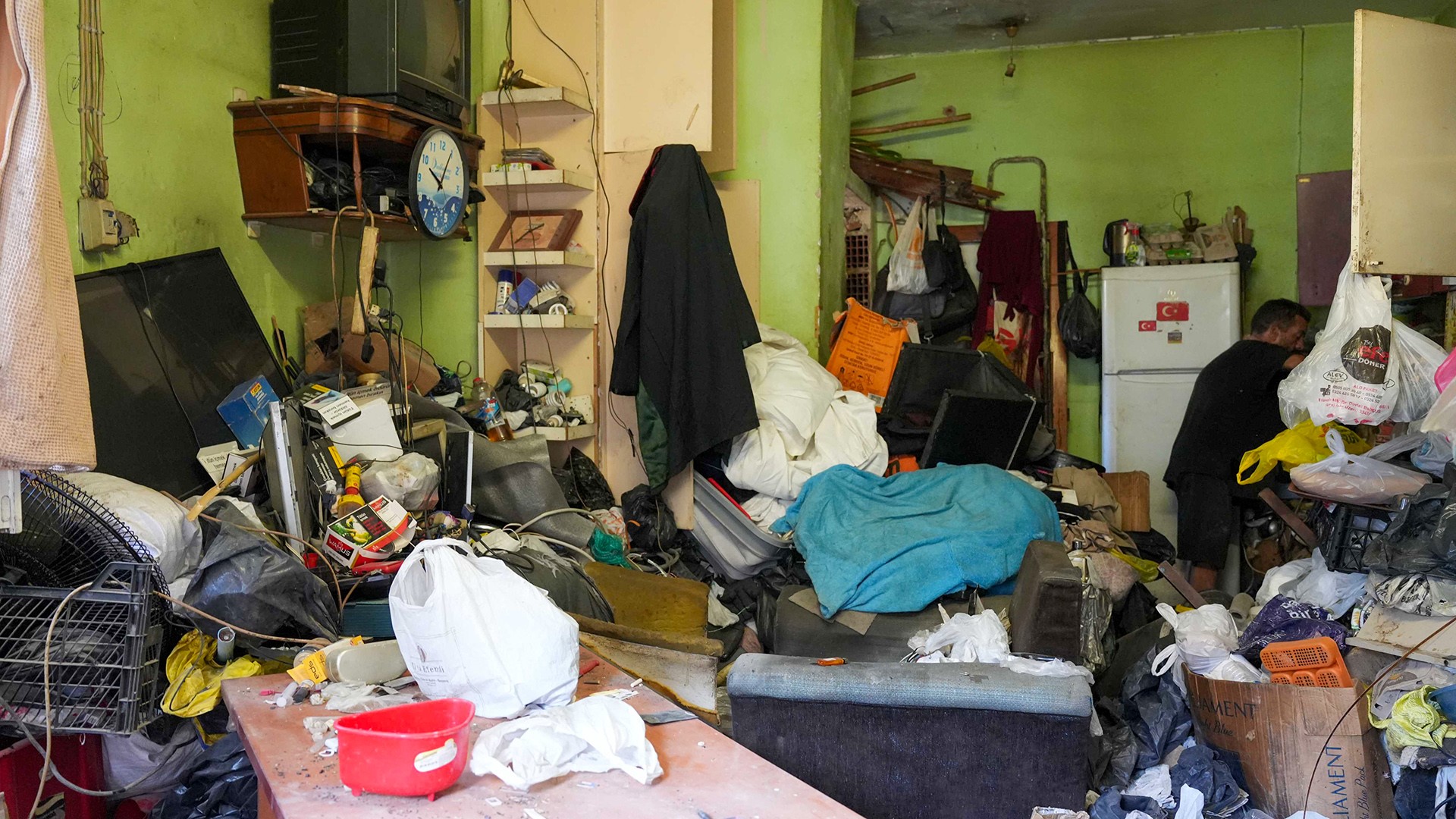 Tarsus'ta Bir Evden 28 Ton Çöp Çıkarıldı (2)