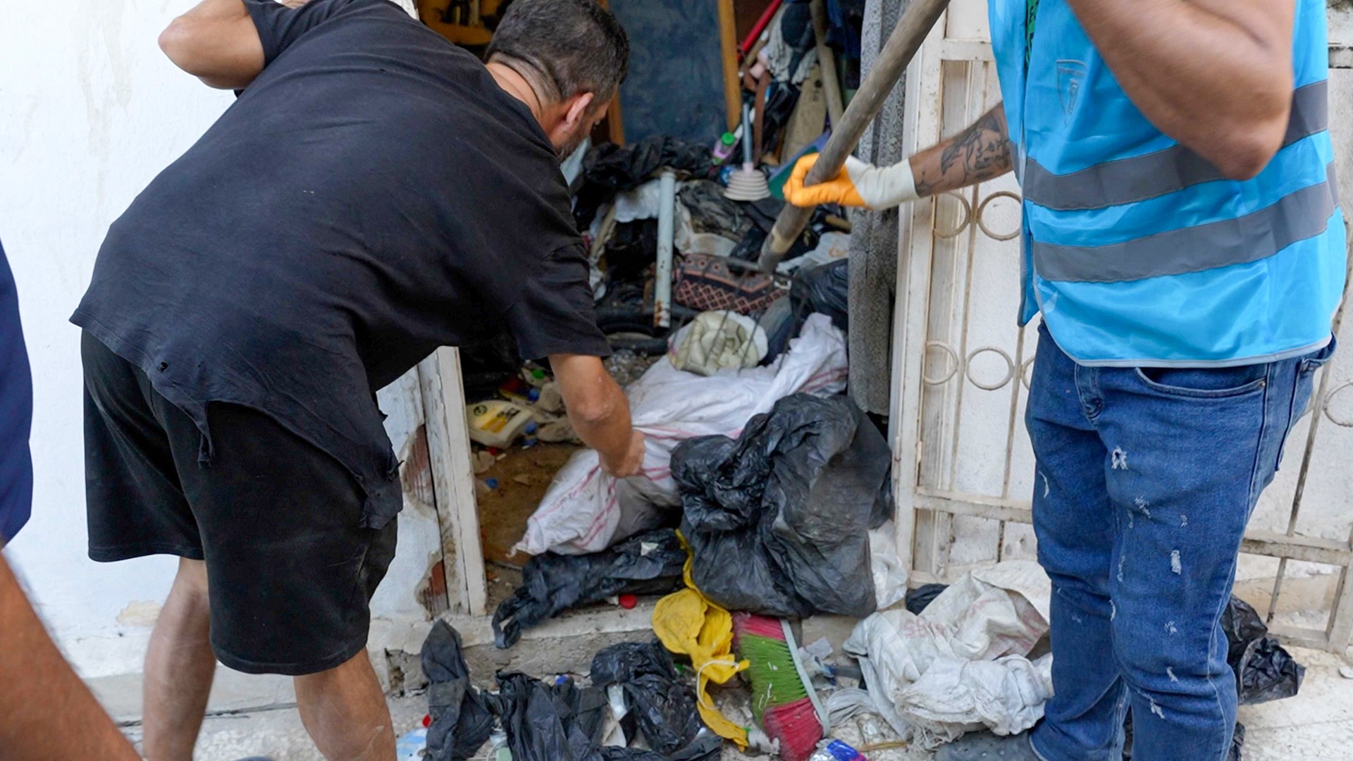 Tarsus'ta Bir Evden 28 Ton Çöp Çıkarıldı (3)