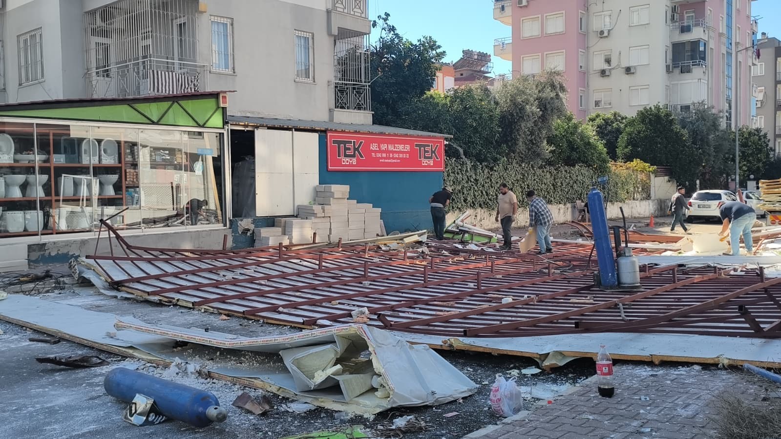 Tonlarca Ağırlıktaki Çatının Fırtınada Uçtuğu Anlar Kamerada (3)