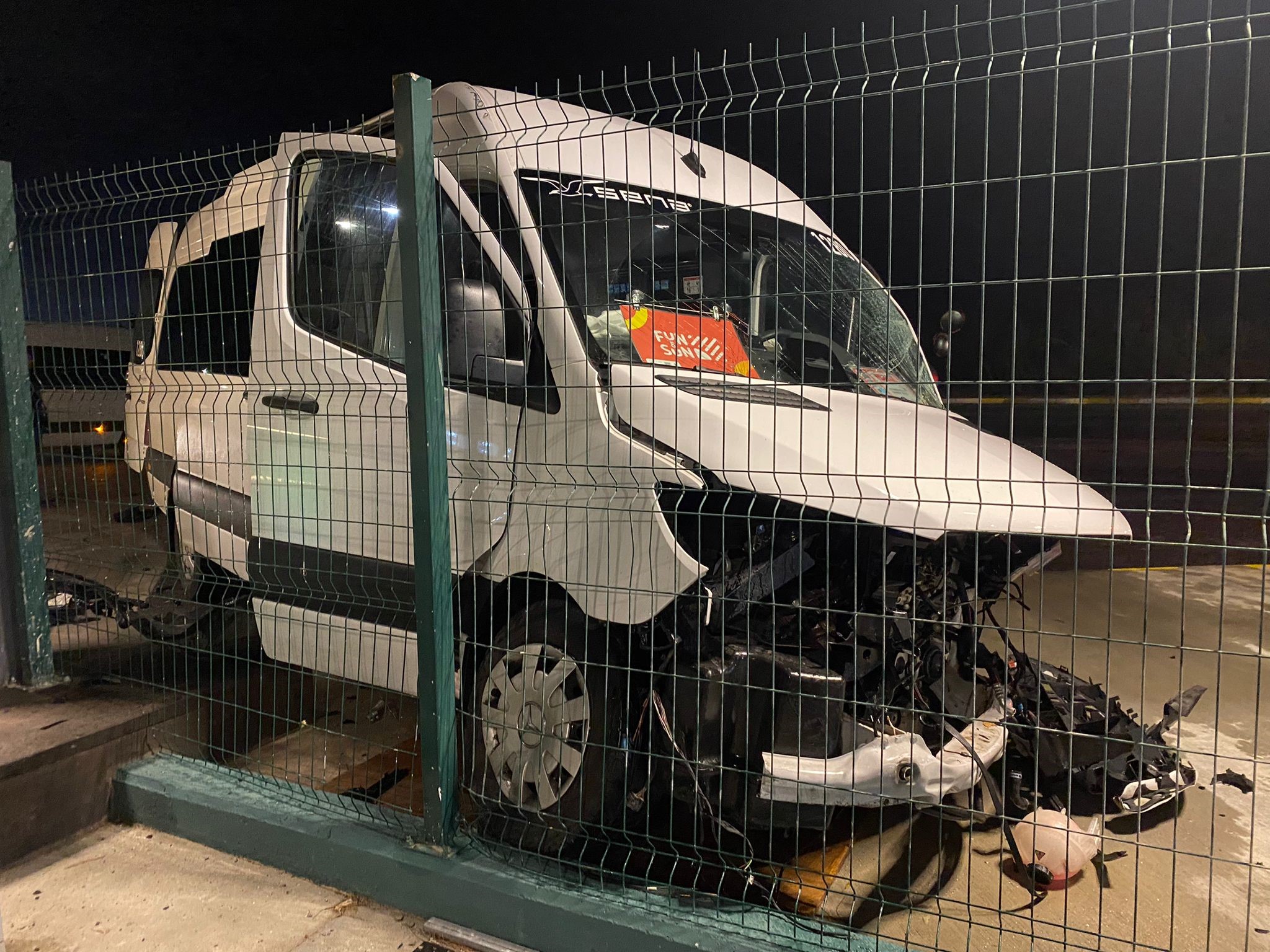 Tur Minibüsü Ile Otomobil Çarpıştı (4)