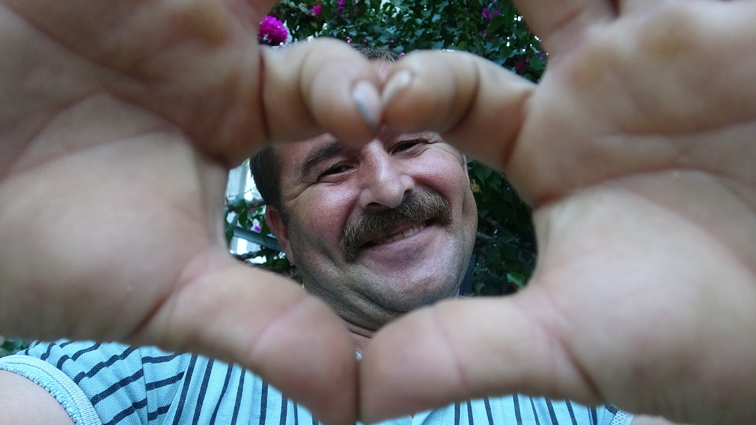 Uçağa Valizleri Yüklerken Sempatik Tavırlarıyla Meşhur Oldu (1)