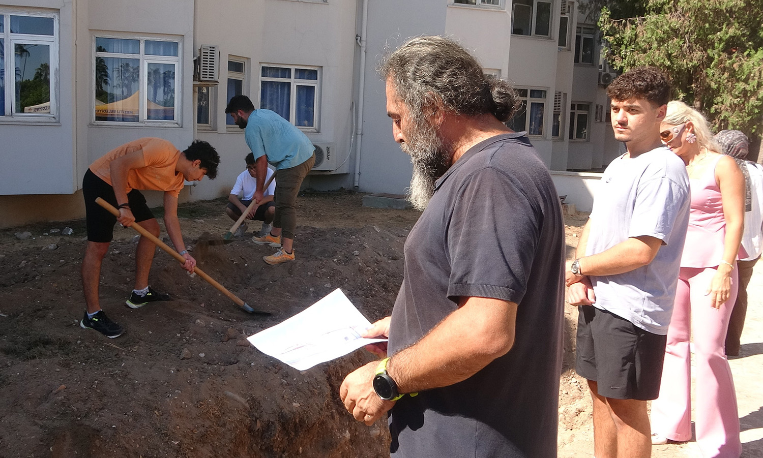 Yaklaşık 16 Metrelik Balinanın Iskeleti Gün Yüzüne Çıkarılmaya Başladı (5)