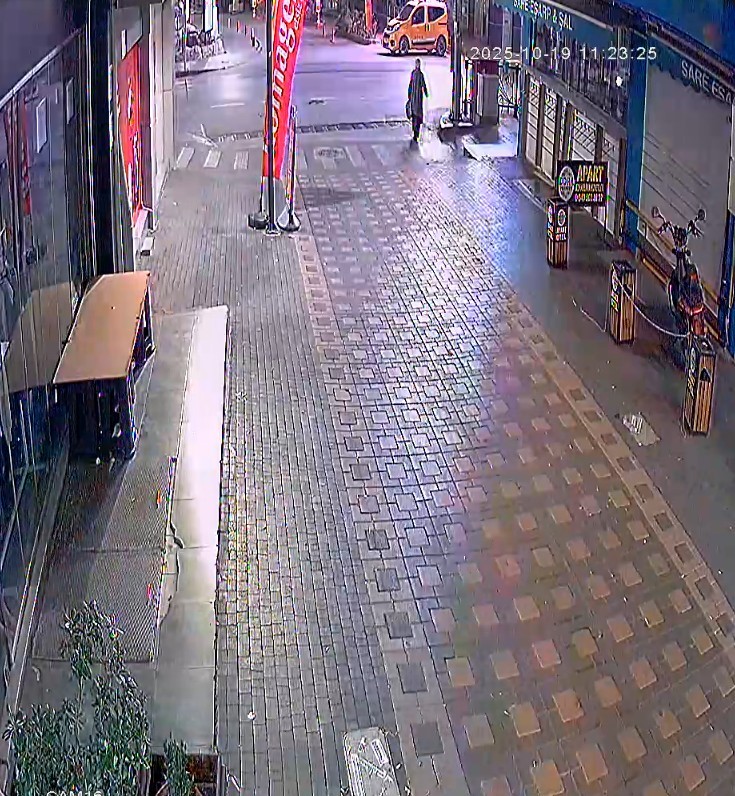 Yaşlı Kadına Otomobille Çarpıp Oy Yerinden Kaçan Sürücü Kayıplara Karıştı (2)