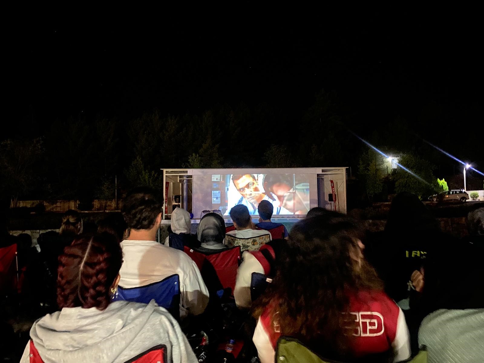 Yüzlerce Üniversite Öğrencisi Gece Açık Hava Sinemasında Buluştu (2)