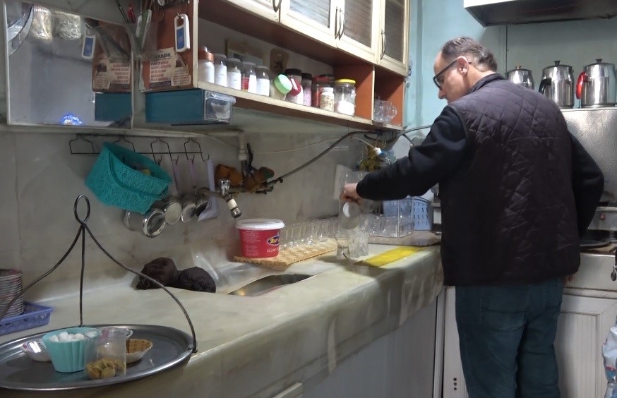 18 Yıldır Demleyip Sattığı Çayların Boş Paketlerini Sergiliyor (1)