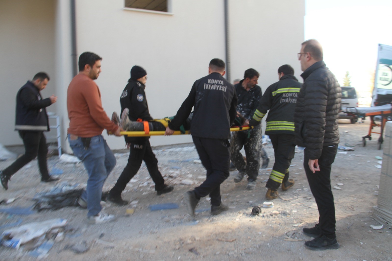 3 Kattan Asansor Bosluguna Dustu (1)