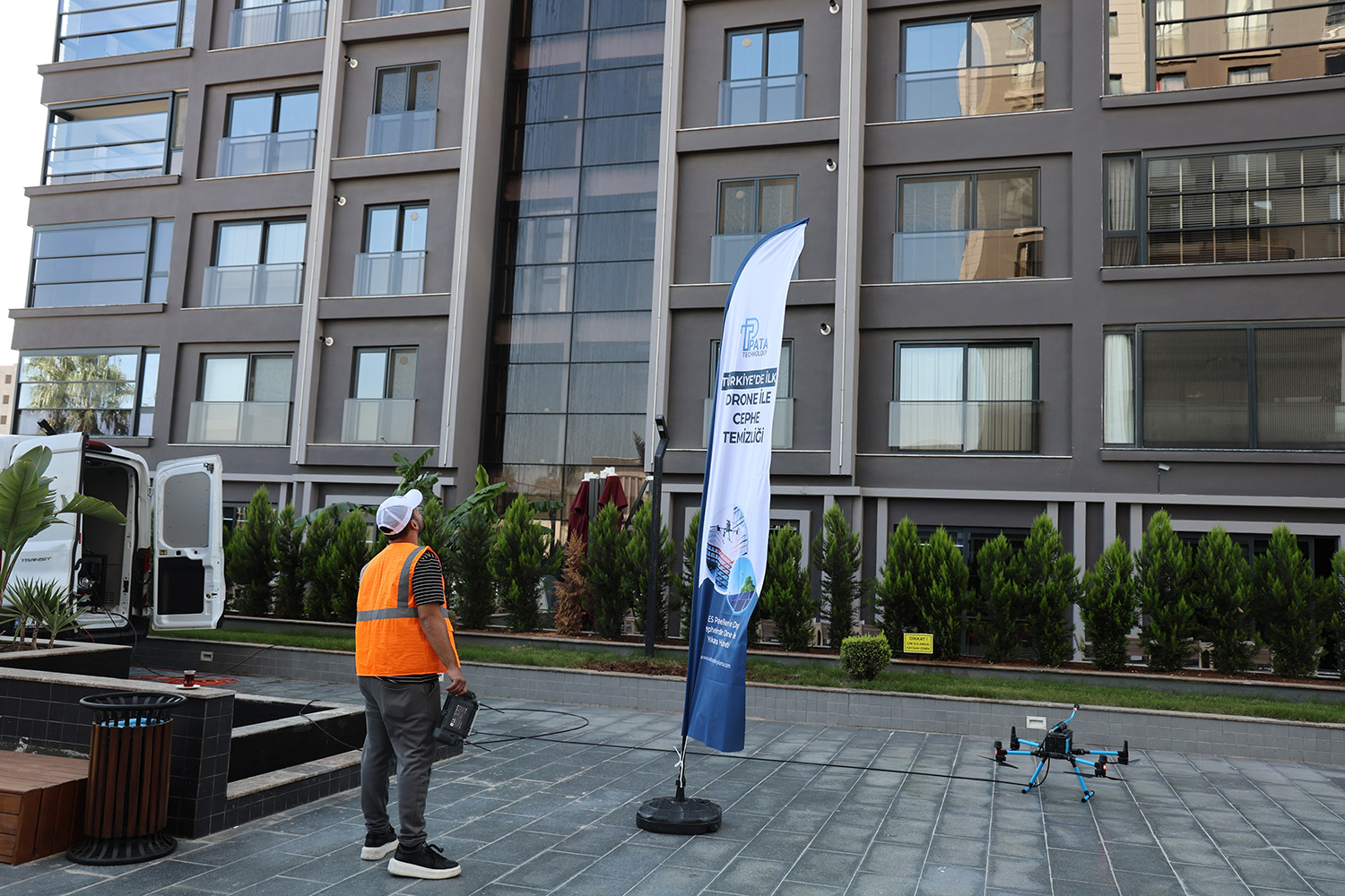 Adana’da Cam Temizliğine Yeni Soluk Dronlar Camcı Oldu (3)