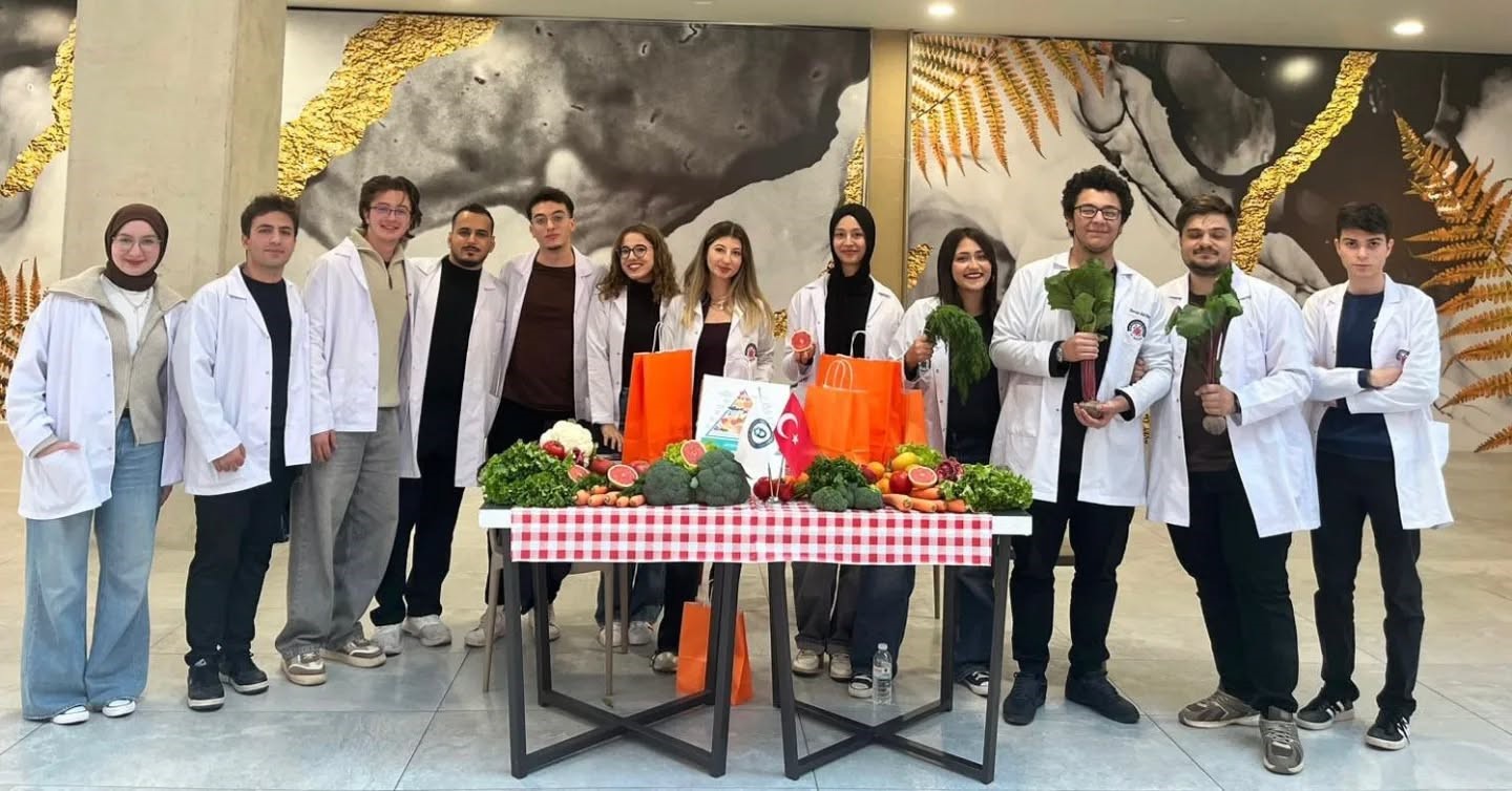 Adü Tıp Fakültesi Öğrencilerinden Sağlıklı Beslenme Farkındalık Etkinliği (2)