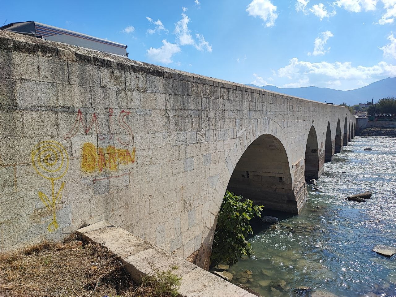 Anadolu'nun Bilinen Ilk Roma Köprüsüne Sprey Boyayla Yazılama Yapıldı (3)