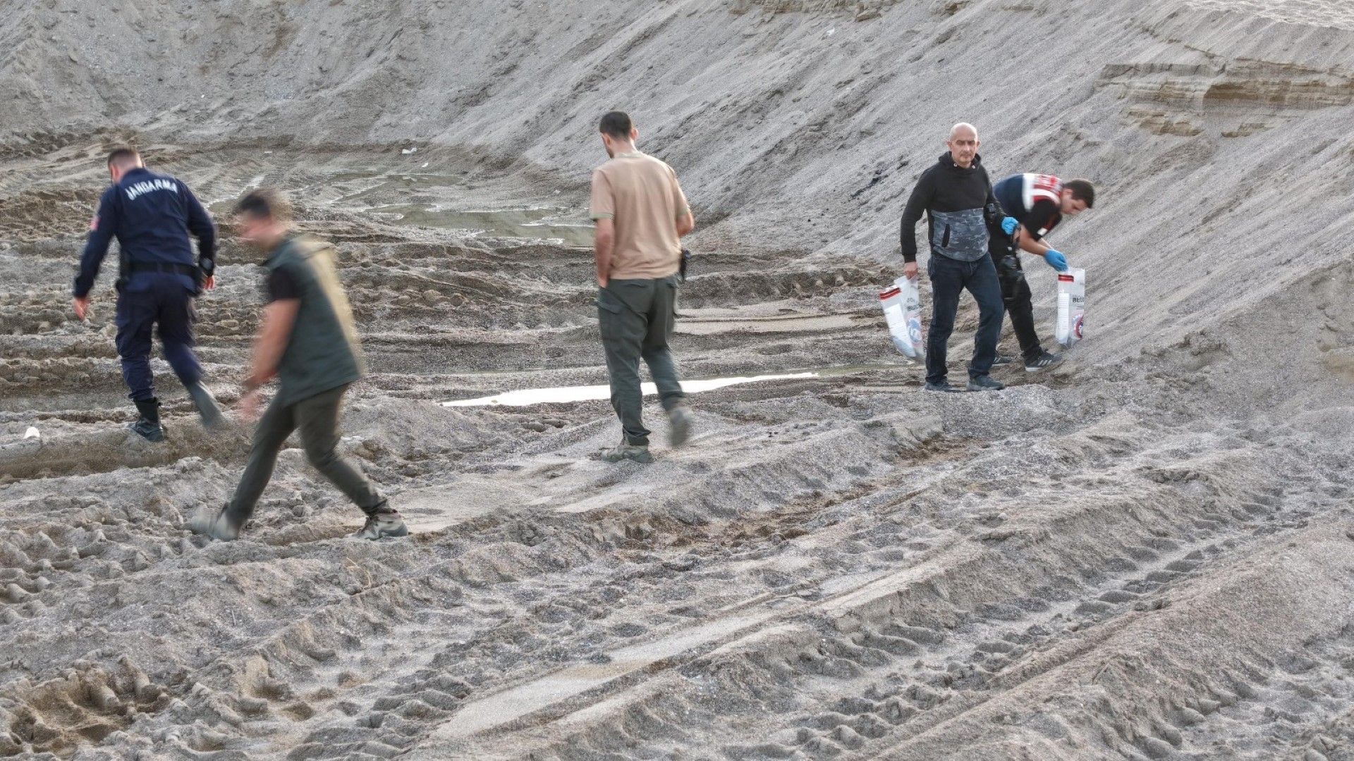 Antalya'da Kum Hırsızları Sahilleri Talan Etti (5)
