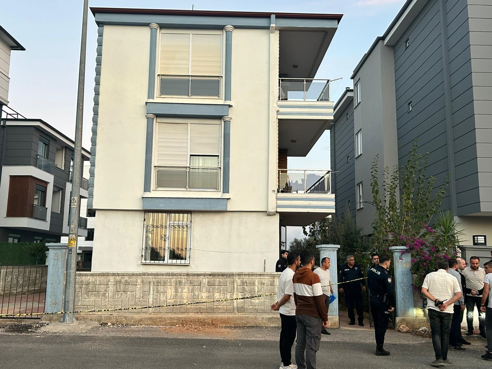 Antalyada Polis Anne Ve 2 Cocugunu Vurdu (1)