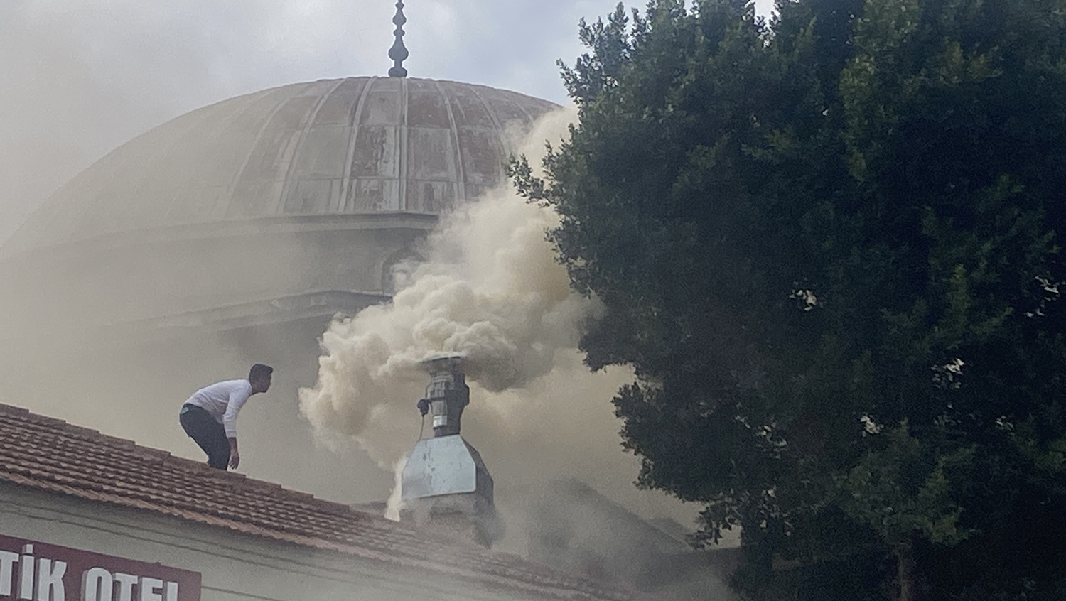 Antalya'da Restoran Bacasındaki Yangın Sokağı Dumana Boğdu (2)