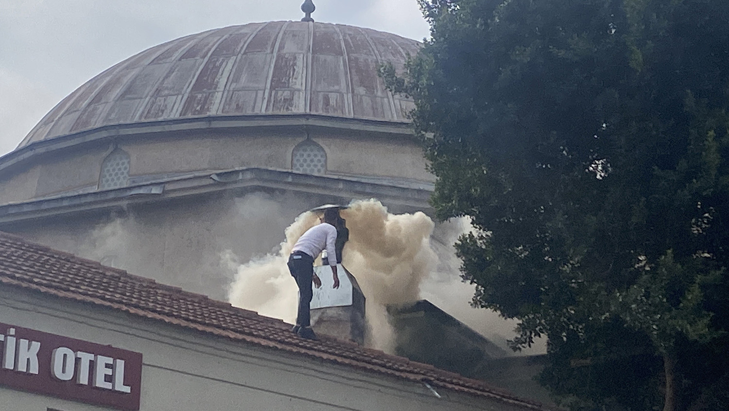 Antalya'da Restoran Bacasındaki Yangın Sokağı Dumana Boğdu (3)