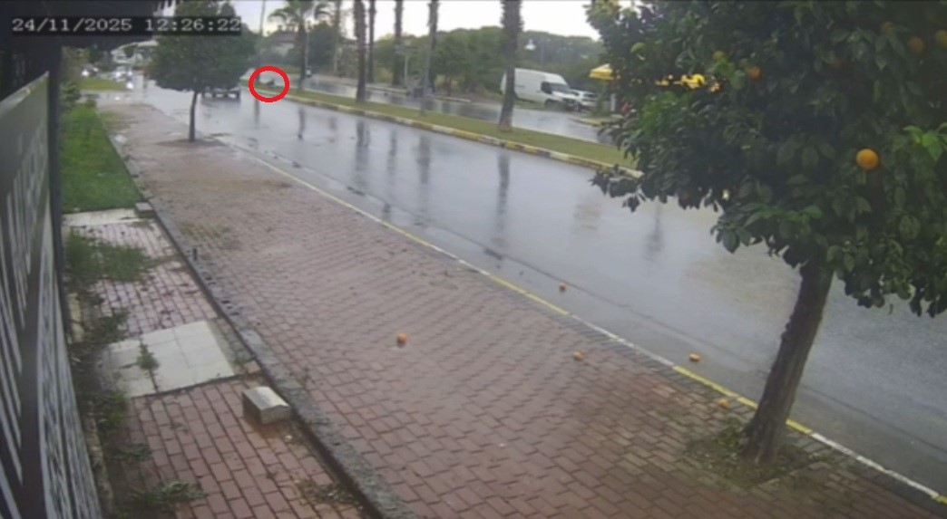 Antalya'da Seyir Halindeki Otomobil Bir Anda Alev Topuna Döndü (1) Kopya