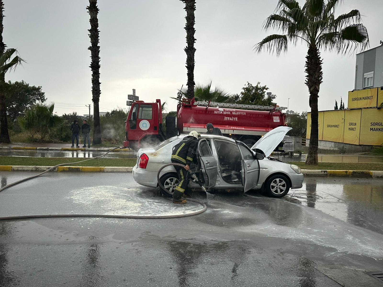 Antalya'da Seyir Halindeki Otomobil Bir Anda Alev Topuna Döndü (3)