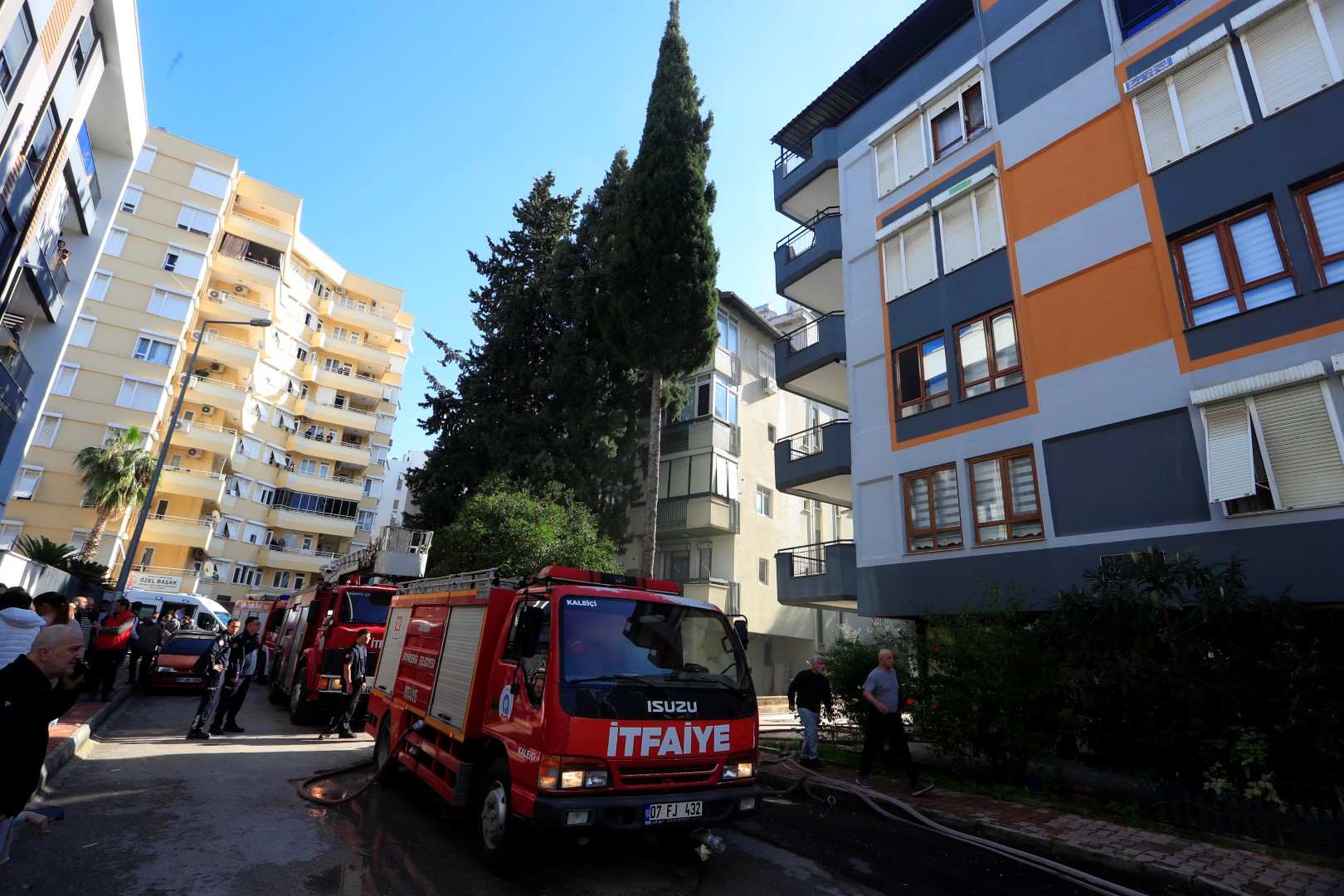 Antalya'da Teras Katta Çıkan Yangın Paniğe Neden Oldu (1)