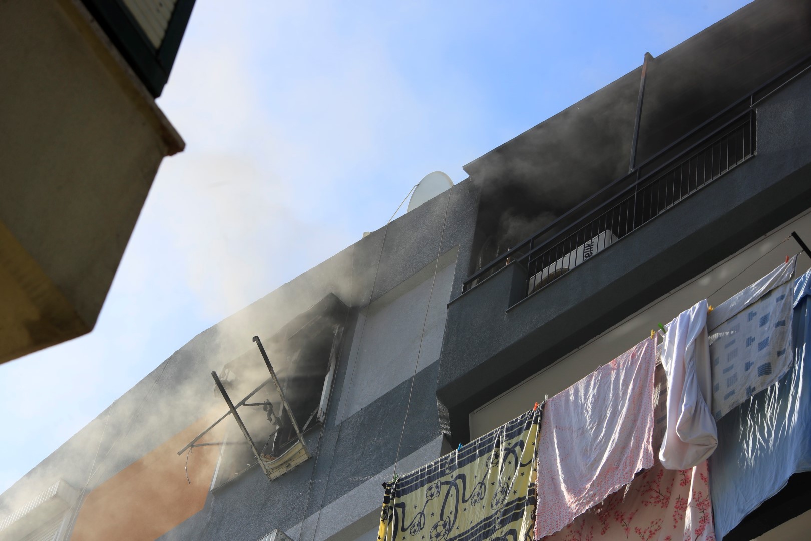 Antalya'da Teras Katta Çıkan Yangın Paniğe Neden Oldu (2)