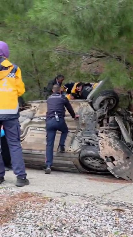 Antalya'da Yağış Nedeniyle Kayganlaşan Yolda Otomobil Takla Attı (3)