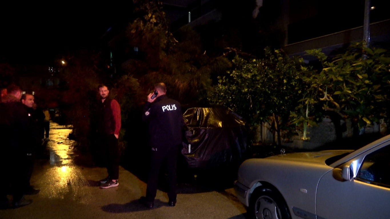 Antalya'da Yağmur Ve Şiddetli Rüzgar 10 Metrelik Ağacı Devirdi (3)