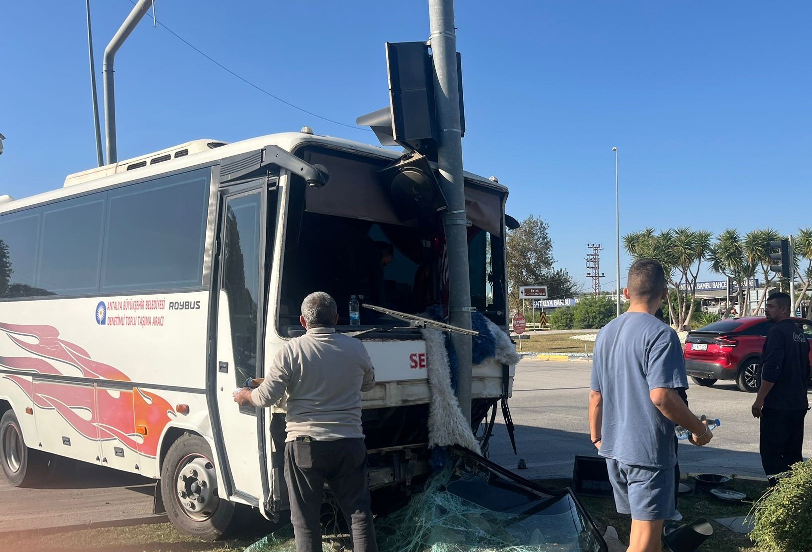 Antalya'da Yolcu Midibüsü Ile Otomobil Çarpıştı (4)