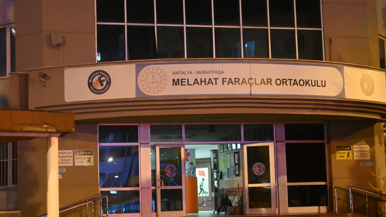 Antalya’nın Bu Okulunda Çocuklar Gün Yüzü Görmüyor (13)