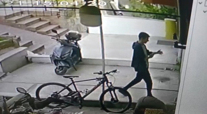 Apartmana Eli Boş Girdi (1)