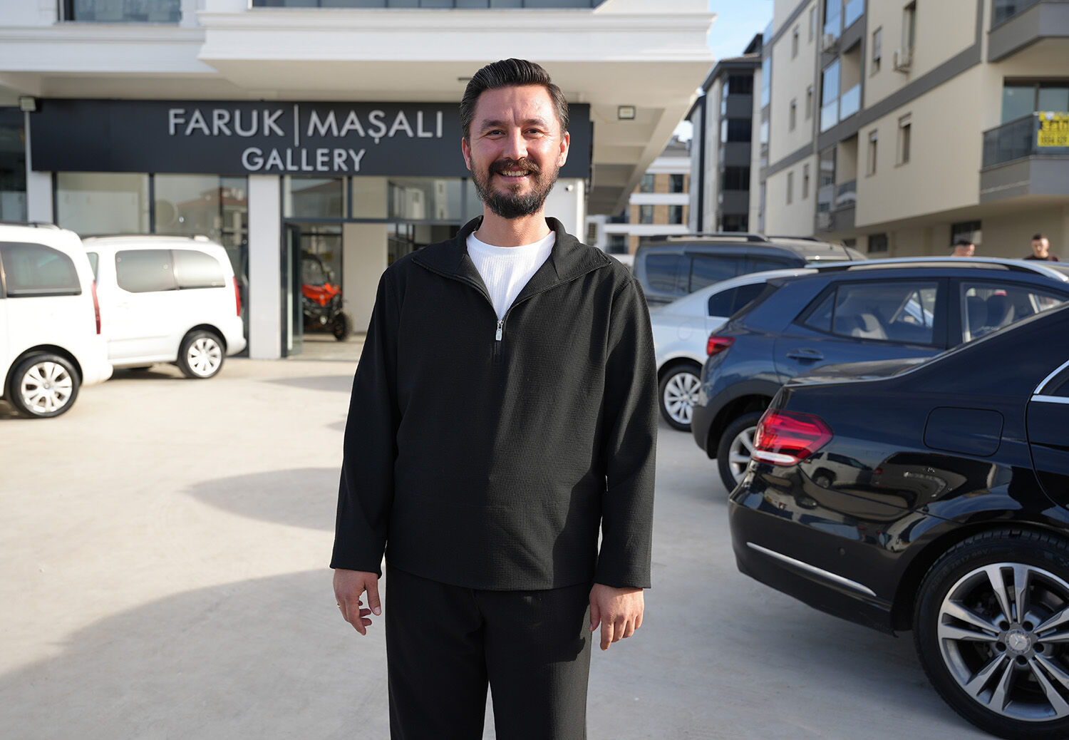 Avukat Cübbesi Giyip Araç Tanıtımı Yapan Galerici Konuştu (3)