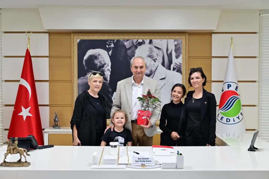 Baskan Kocagozu Duygulandiran Minik Ziyaretci 3