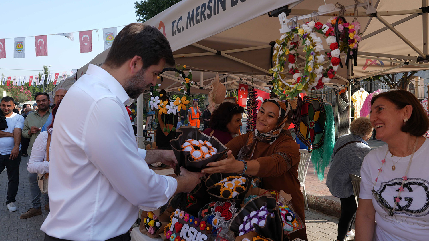 Belediye Başkanı Stantları Gezip Satış Yaptı (4)