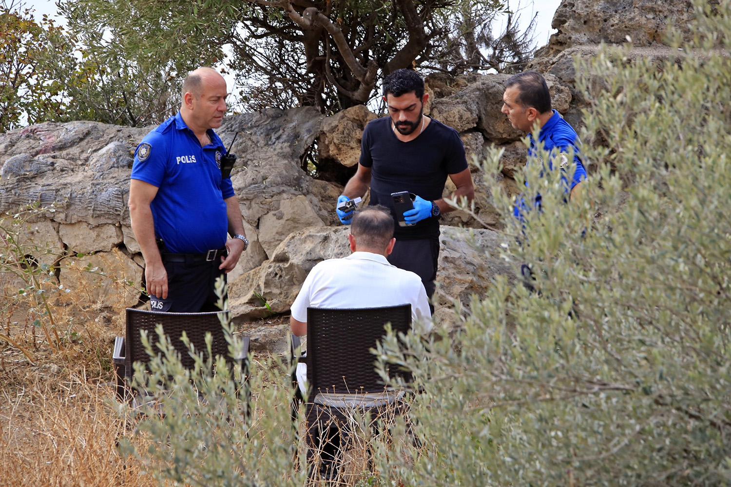 Biri Ölümün Ucunda, Diğerleri Manzara Keyfinde (1)