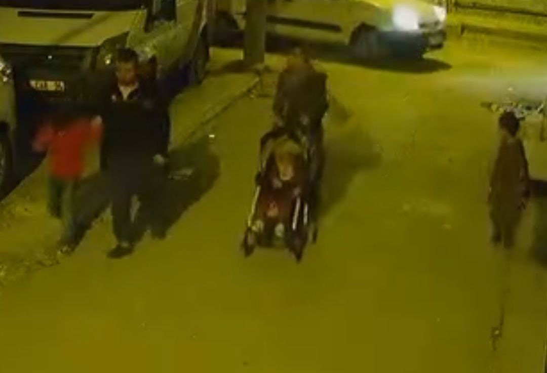 Çocuğun Kafasını Önce Arabaya Vurdu Sonra Çocuğu Yere Fırlattı (2)