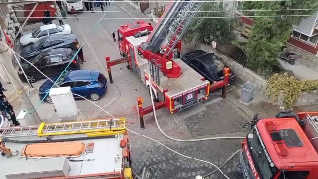 Denizli'de Bir Binanın Çatısından Başlayan Yangın Korkuttu (1)
