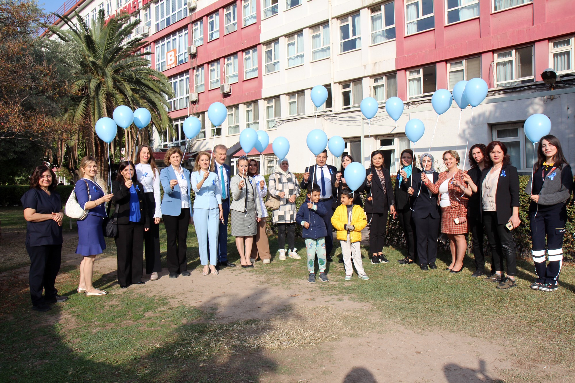 Denizlide Mavi Balonlar Gökyüzüne Bırakıldı (2)
