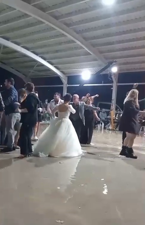 Düğünü Su Basınca, Paçalarını Sıvayıp Oynamaya Devam Ettiler (2)