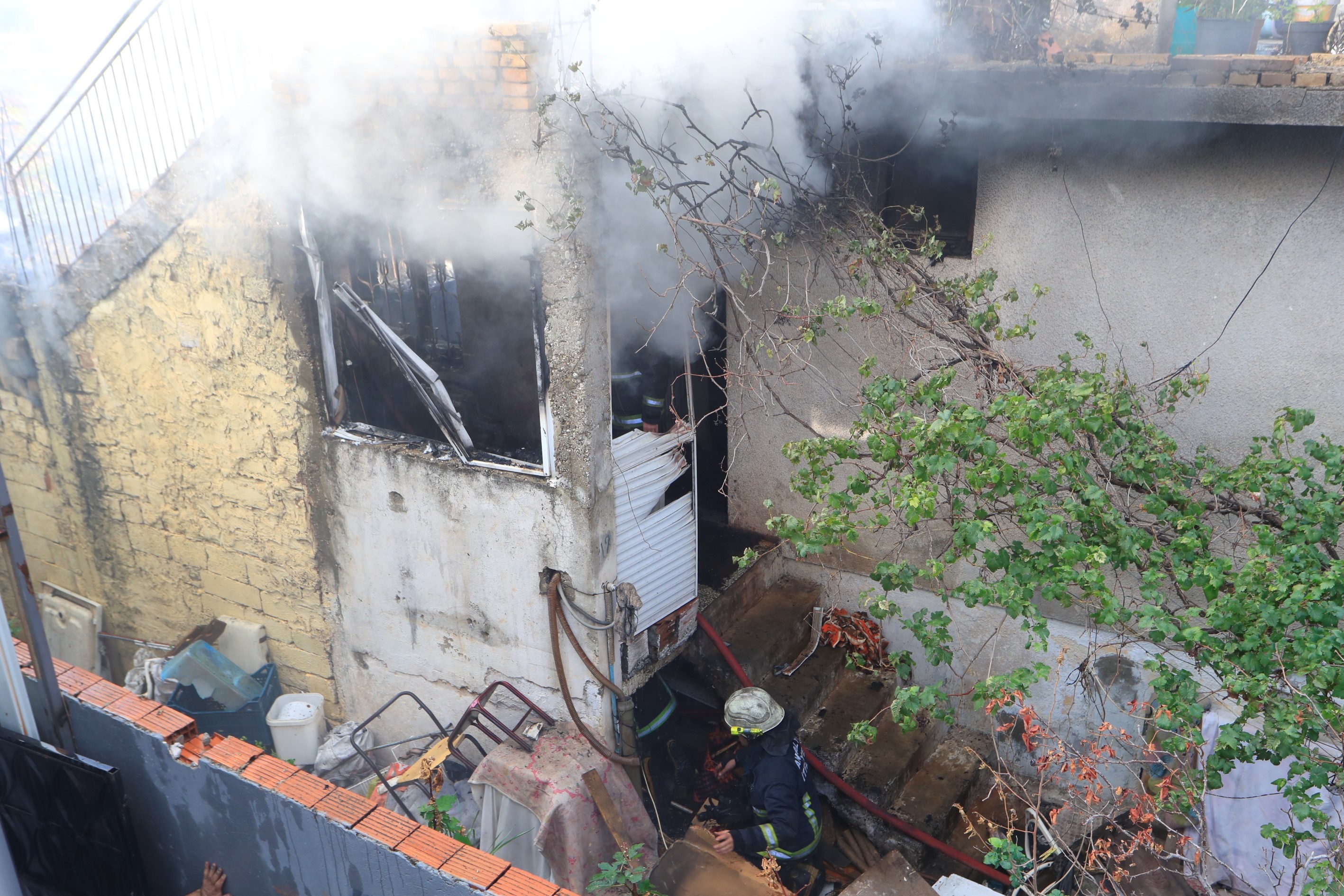 Evde Çıkan Yangında Yaşlı Çiftin Yardımına Komşuları Koştu (1)