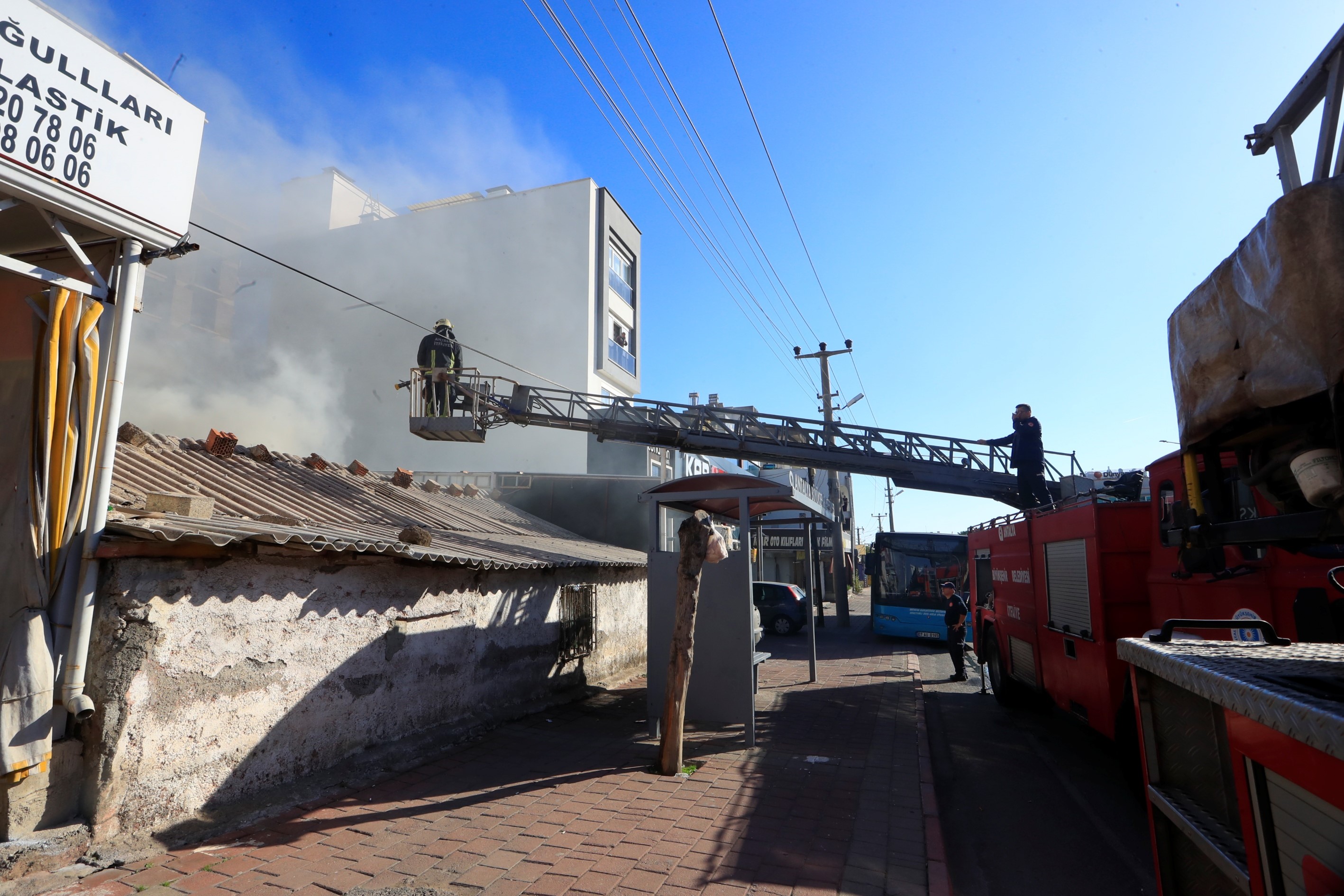 Evde Çıkan Yangında Yaşlı Çiftin Yardımına Komşuları Koştu (3)