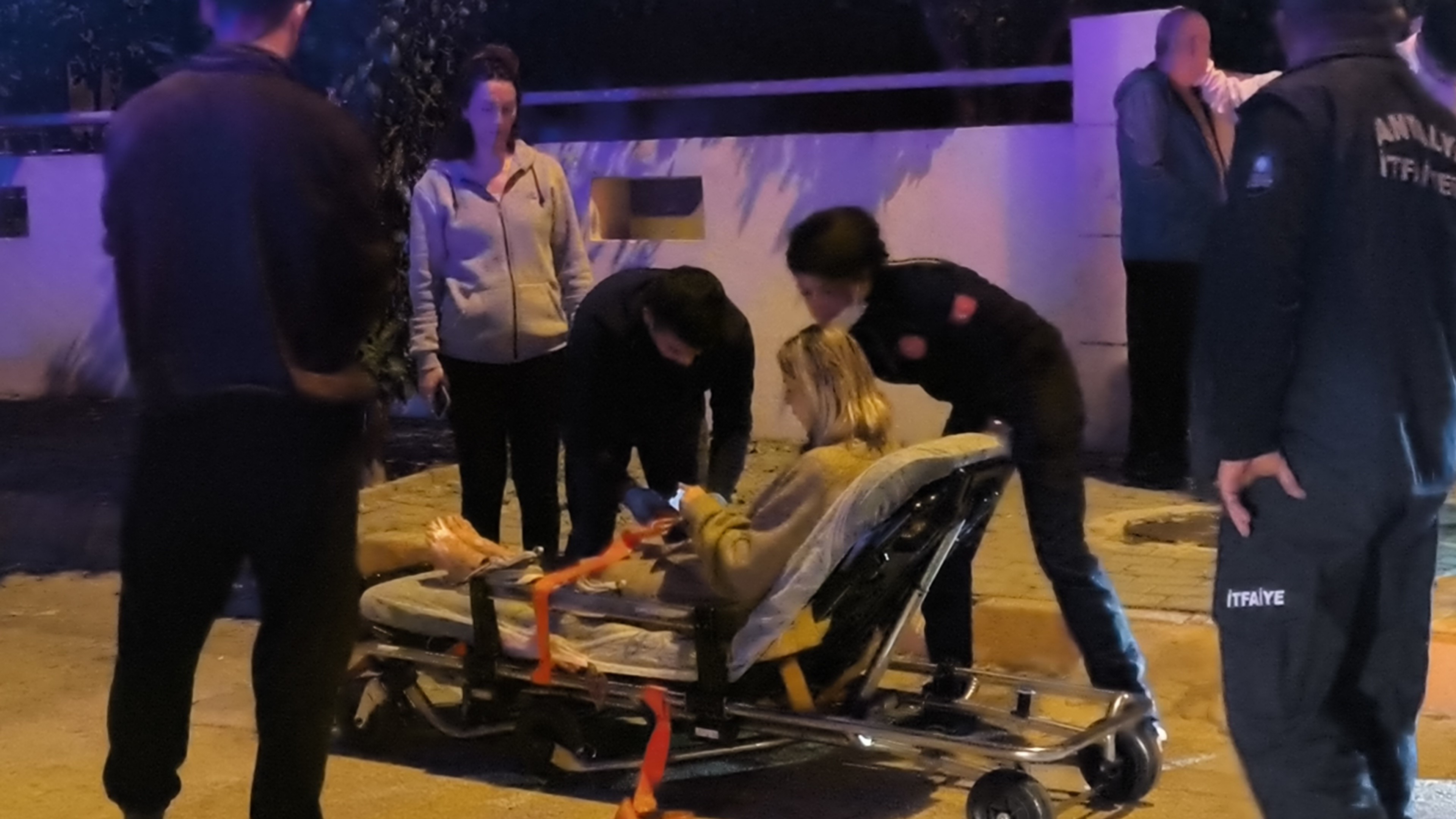 Evde Yakılan Mumlar Binada Paniğe Neden Oldu (3)