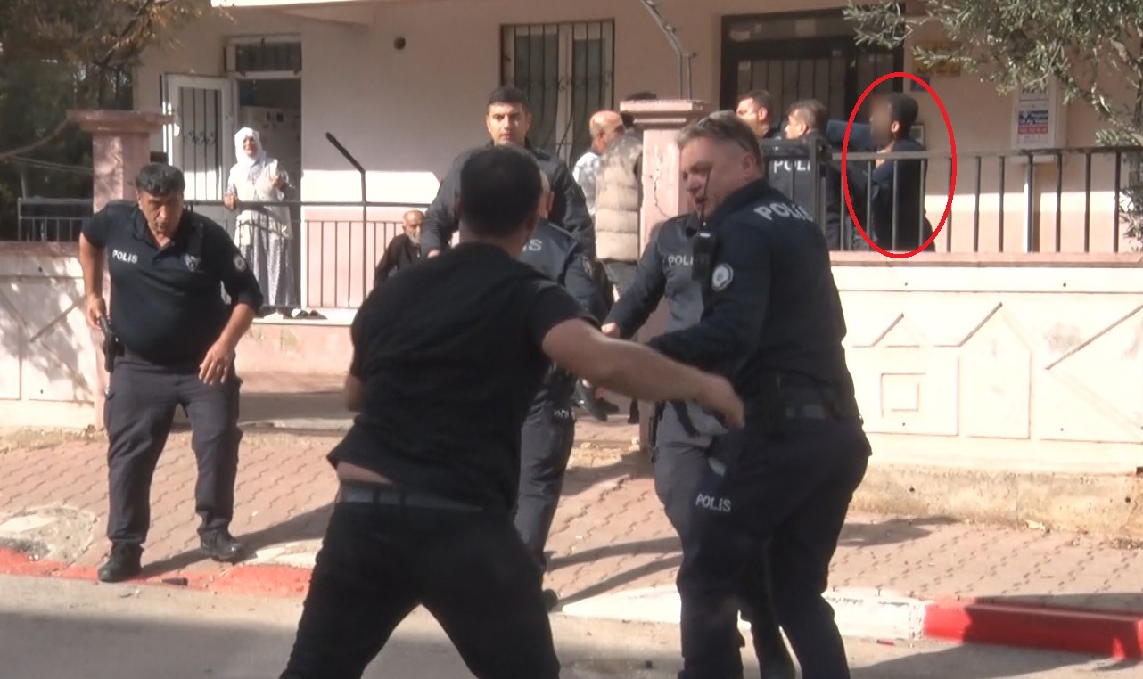 Evi Yakmaya Çalıştı, Eşyaları Sokağa Fırlattı (6)