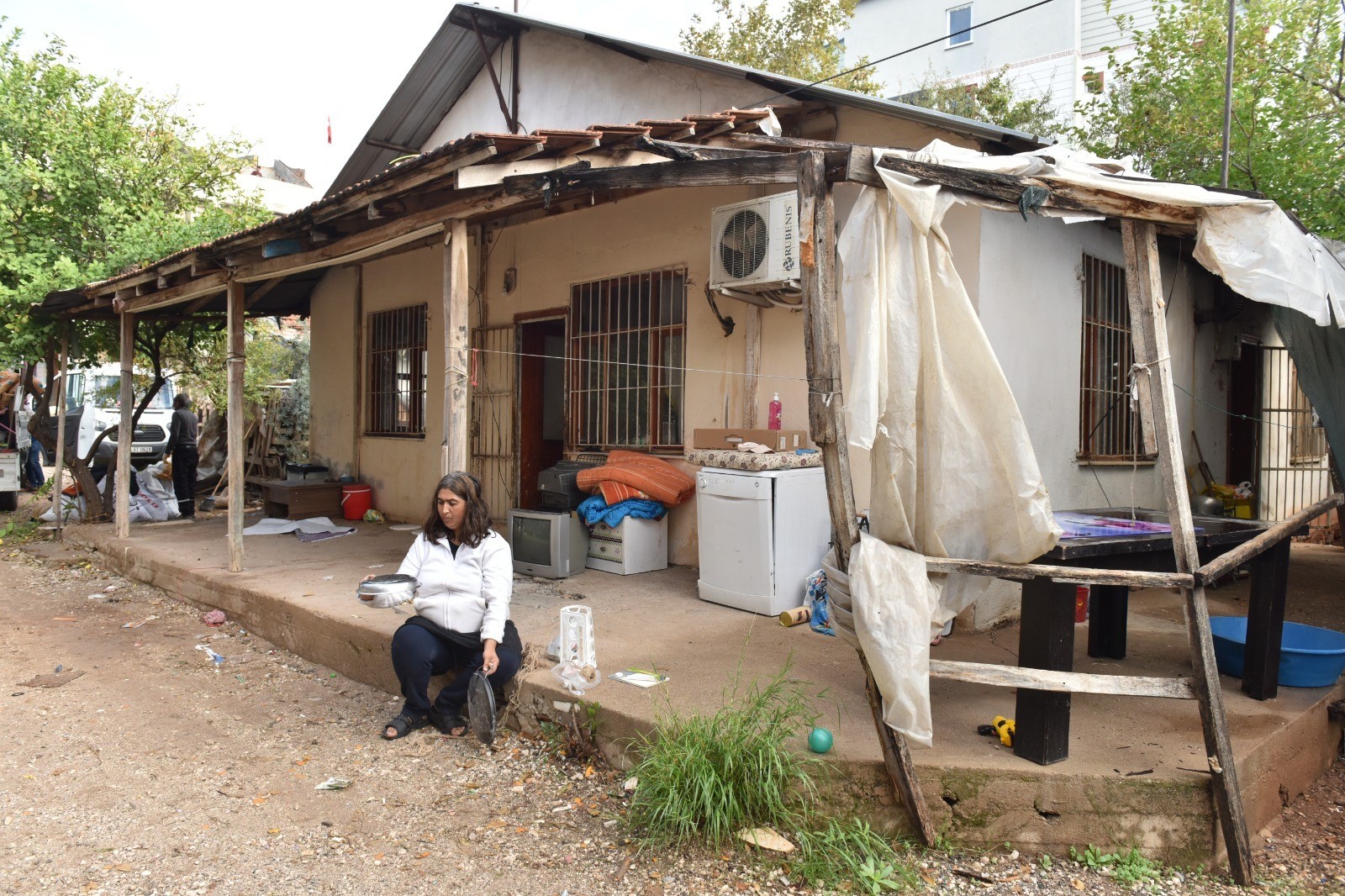 Evi Yanan Ailenin Talebine Başkan Kocagöz'den Yardım Eli (2)