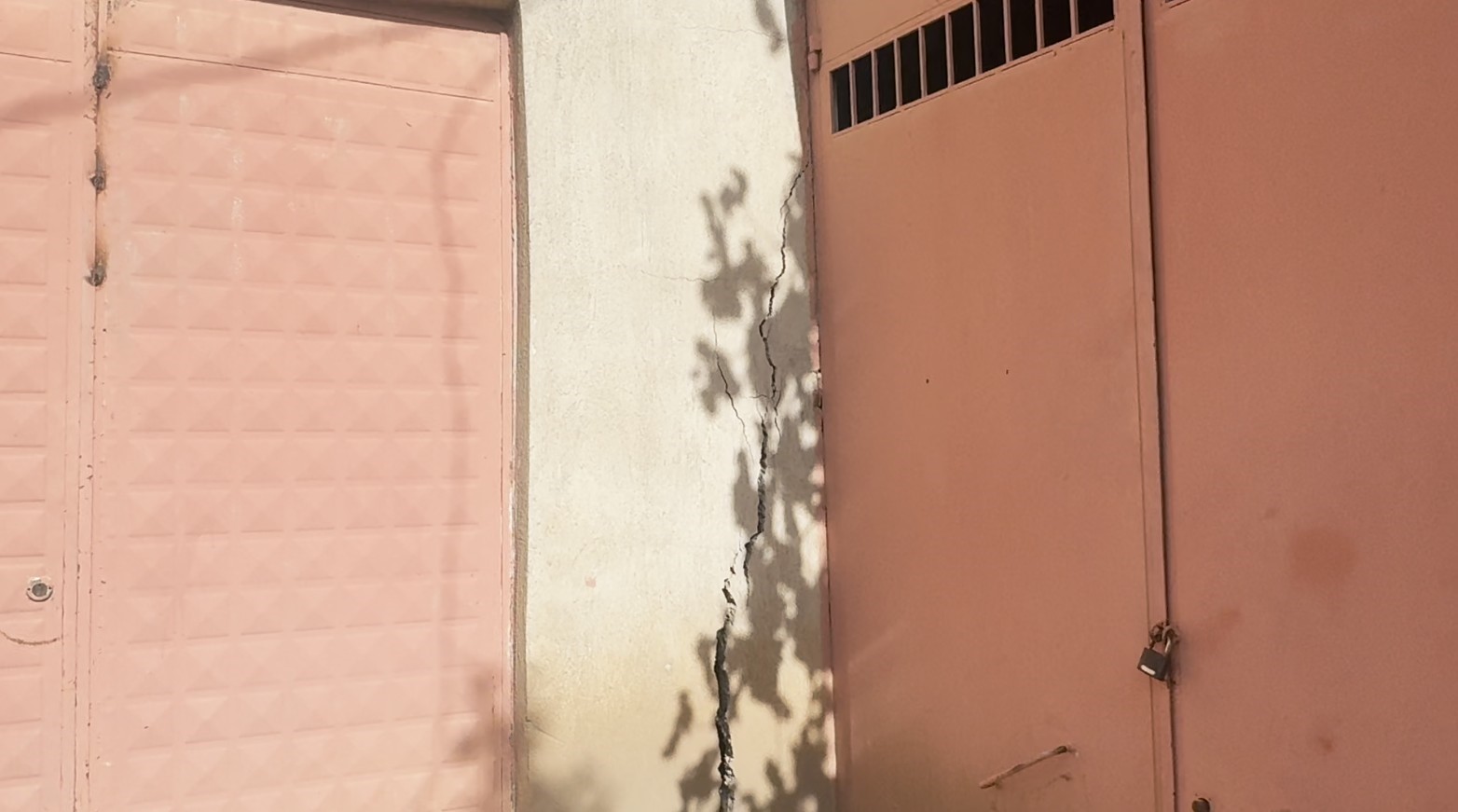 Evlerin Duvarları Çatladı (7)