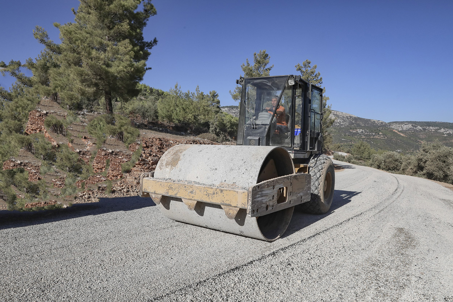 Gülnar'da 5 Mahalleyi Birbirine Bağlayan Yol Yenilendi (1)