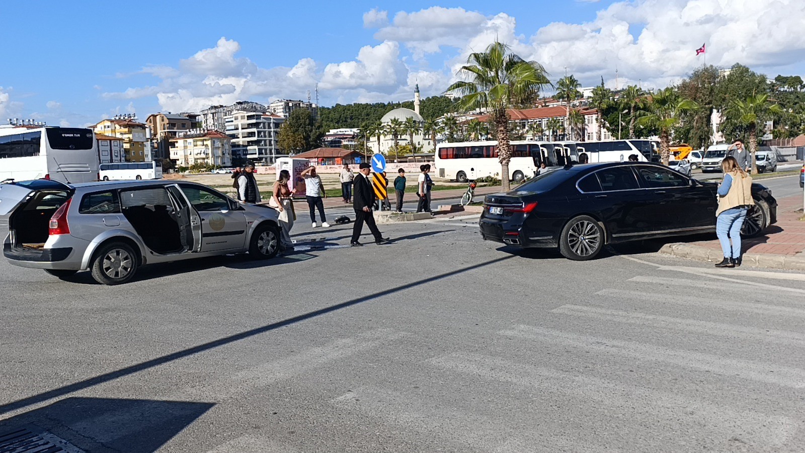 İl Sağlık Müdürlüğü Aracı Kaza Yaptı 2 Sağlık Çalışanı Yaralandı (1)